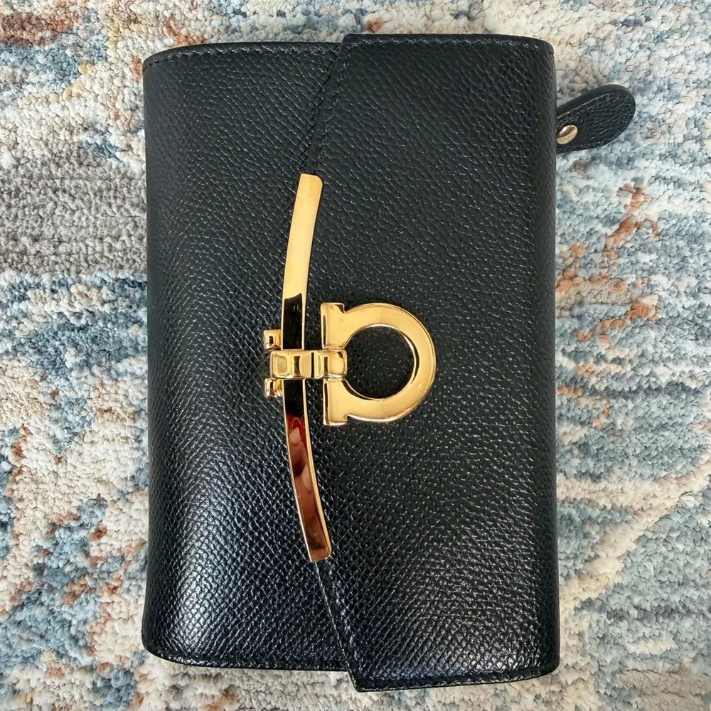 Salvatore Ferragamo wallet in amazing condition - Picture 1 of 6